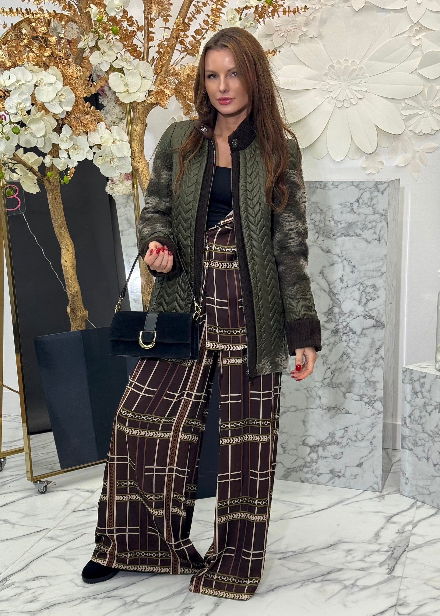 Virsjaka ar brūnu apkakli zaļā