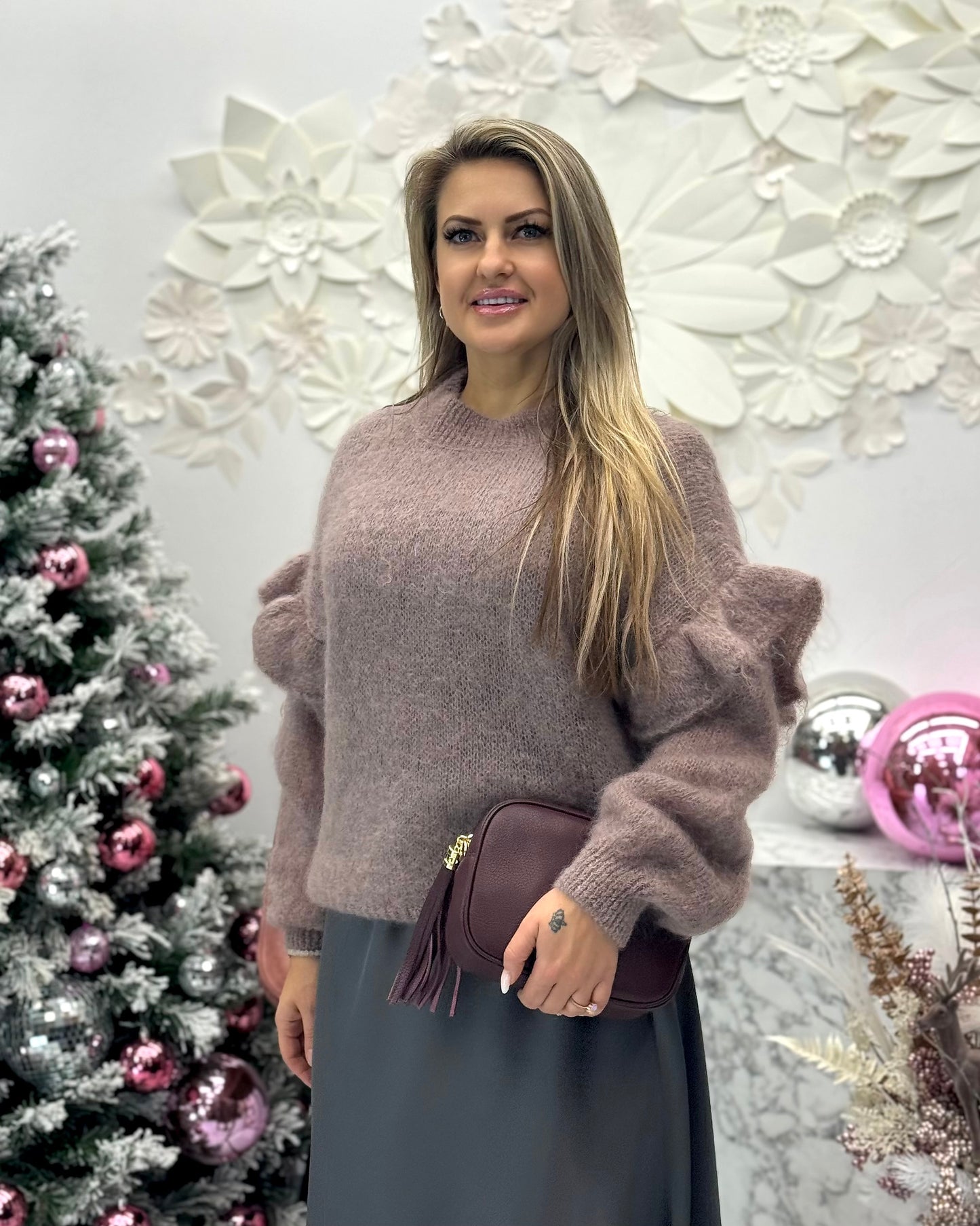 PLŪMES ĀDAS SOMA AR PUŠĶĪTI