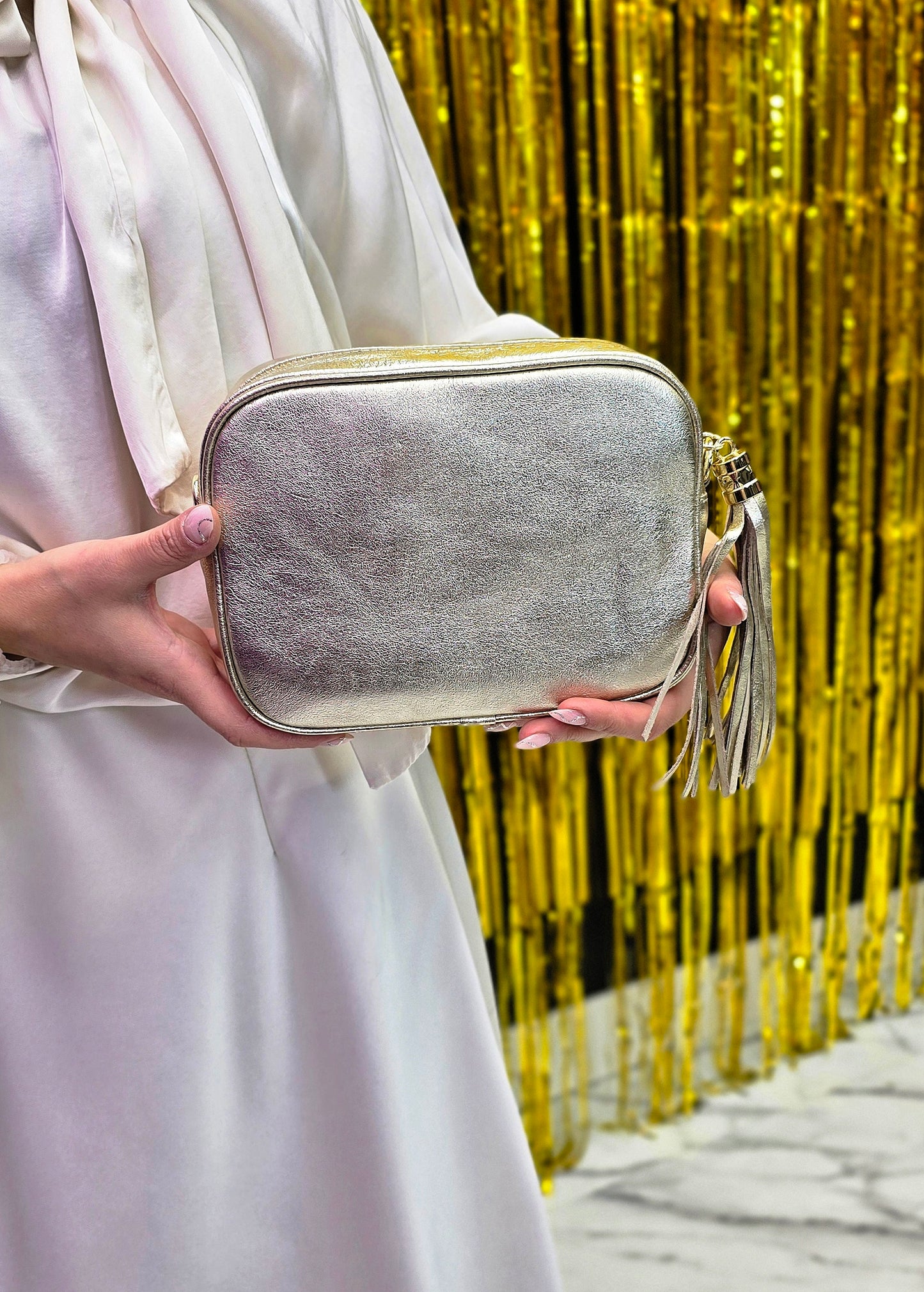 ZELTA ĀDAS SOMA AR PUŠĶĪTI