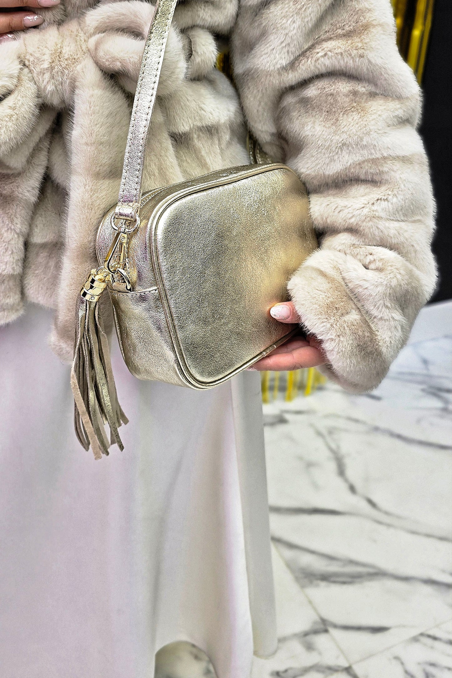 ZELTA ĀDAS SOMA AR PUŠĶĪTI