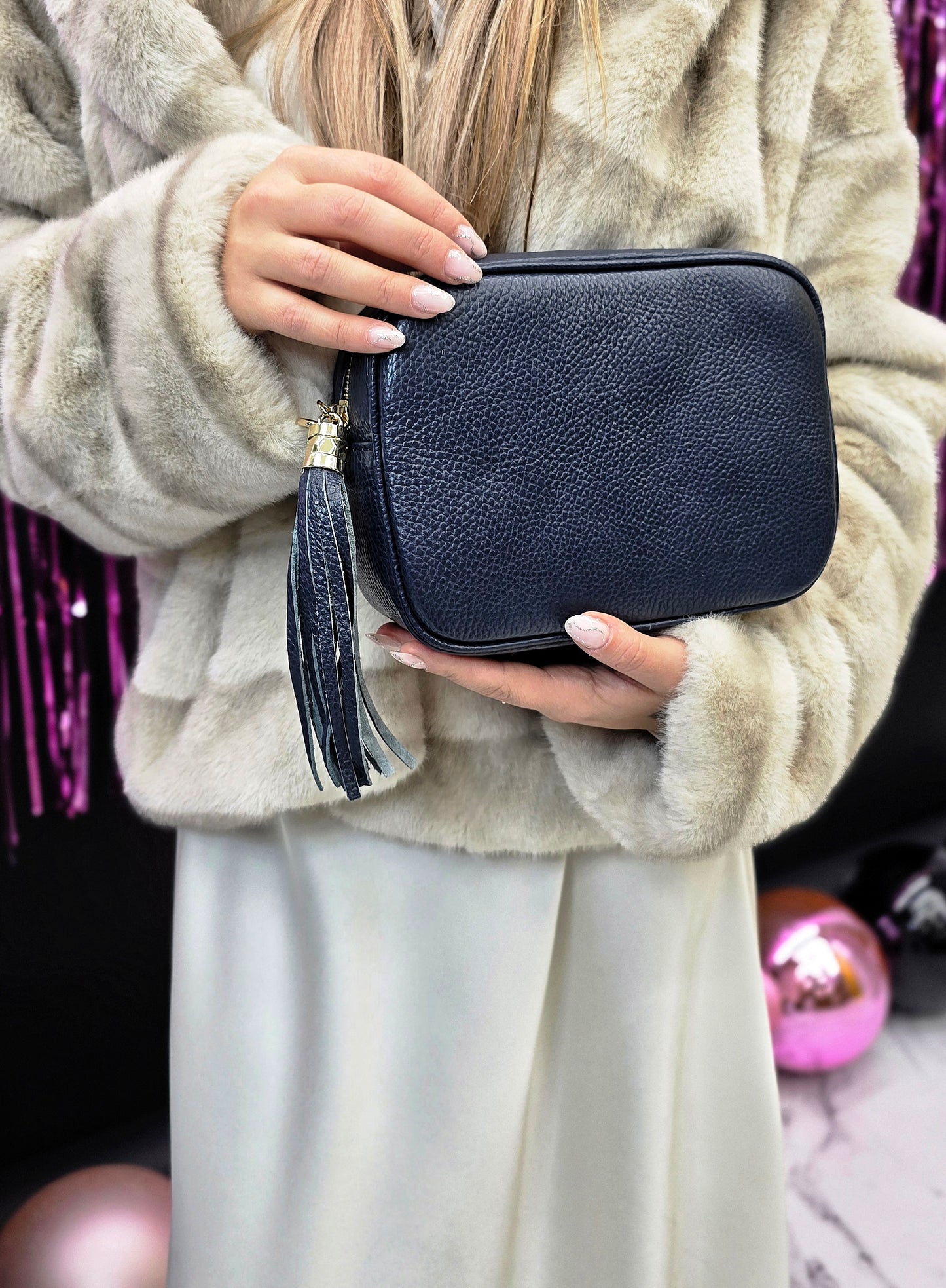 TUMŠI ZILA ĀDAS SOMA AR PUŠĶĪTI