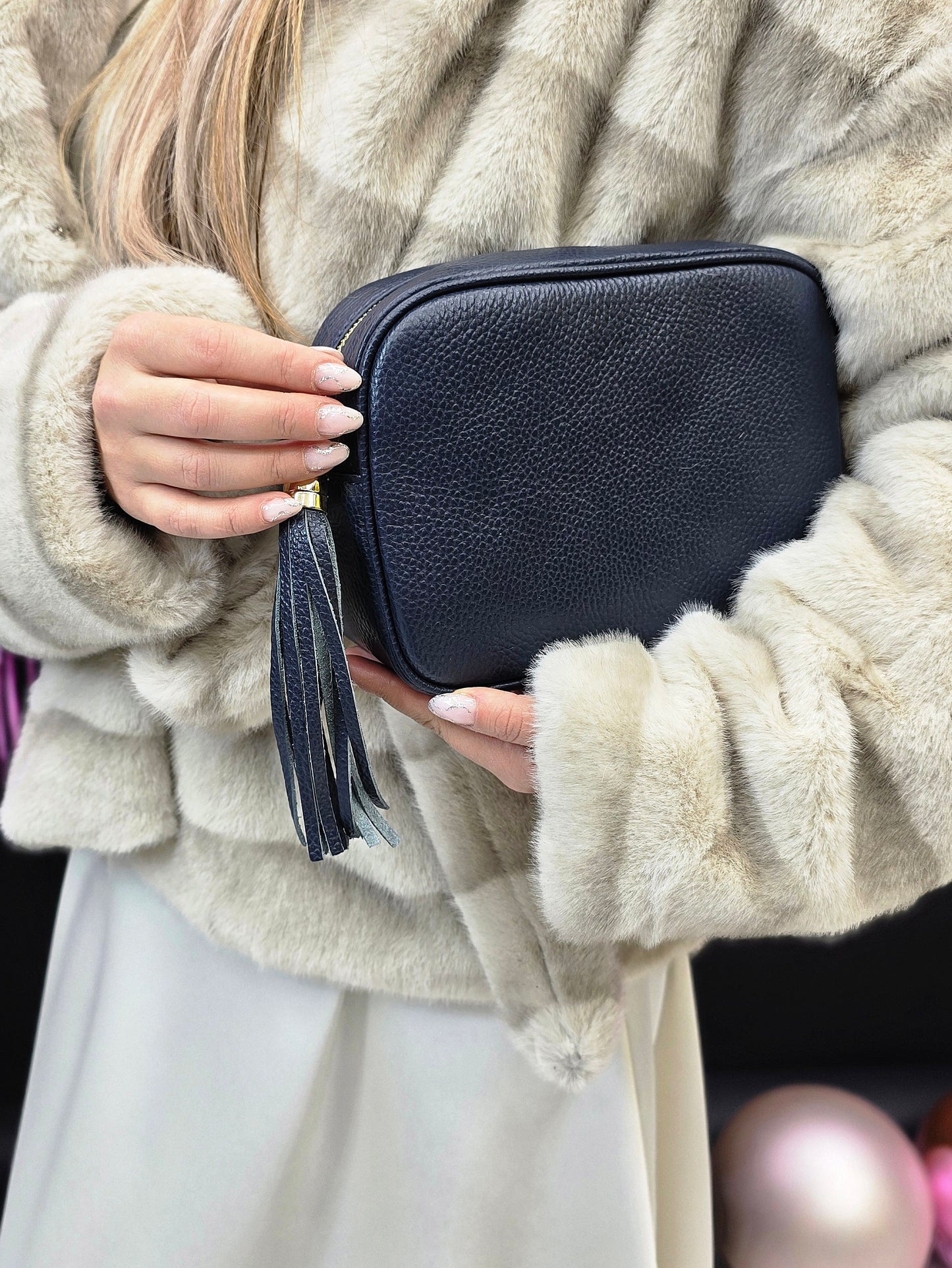 TUMŠI ZILA ĀDAS SOMA AR PUŠĶĪTI