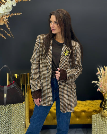 ŽAKETE AR ĀDAS APKAKLĪTI