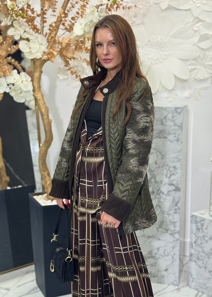 Virsjaka ar brūnu apkakli zaļā