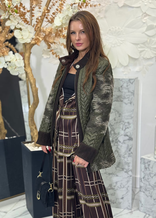 Virsjaka ar brūnu apkakli zaļā