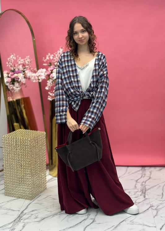 Zamšādas soma ar sarkano iekšpusi