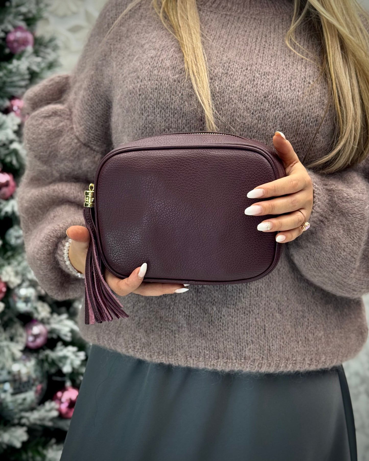 PLŪMES ĀDAS SOMA AR PUŠĶĪTI