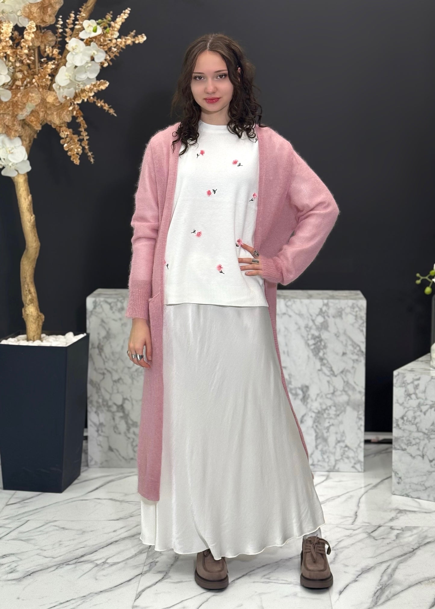 DŽEMPERIS AR ROZĀ PUĶĒM