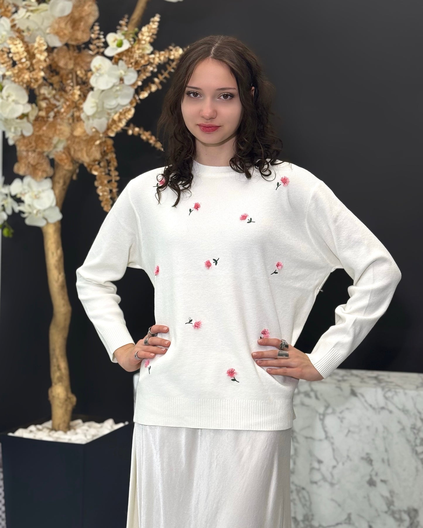 DŽEMPERIS AR ROZĀ PUĶĒM