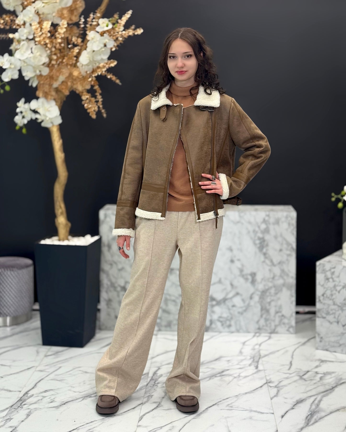 Virsjaka brūna ar balto apkakli