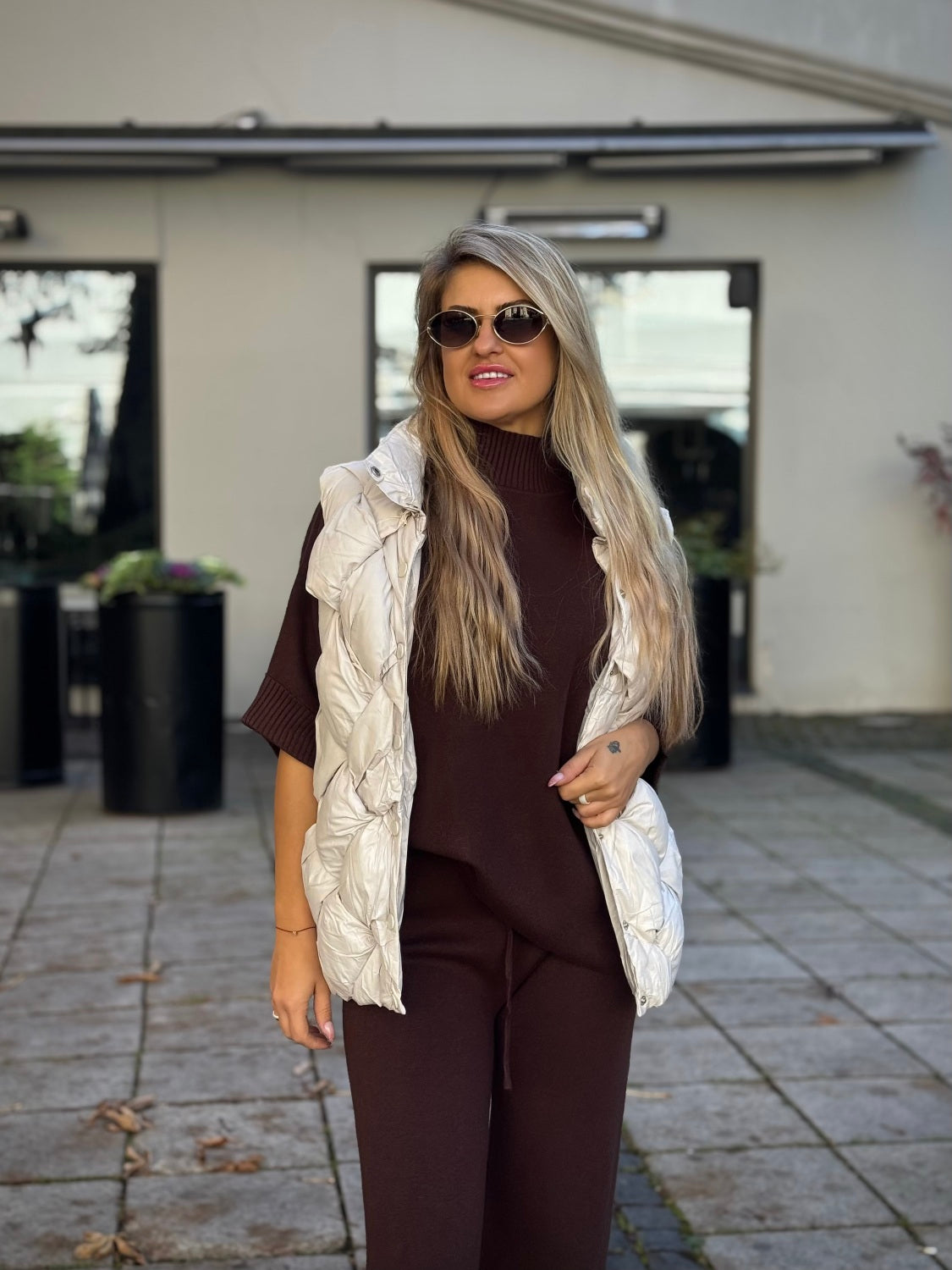 Veste ar augsto apkakli un savelkamu apakšmalu