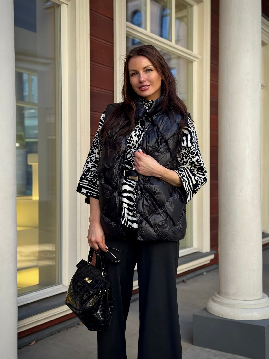 Veste ar augsto apkakli un savelkamu apakšmalu