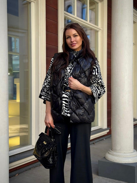 Veste ar augsto apkakli un savelkamu apakšmalu