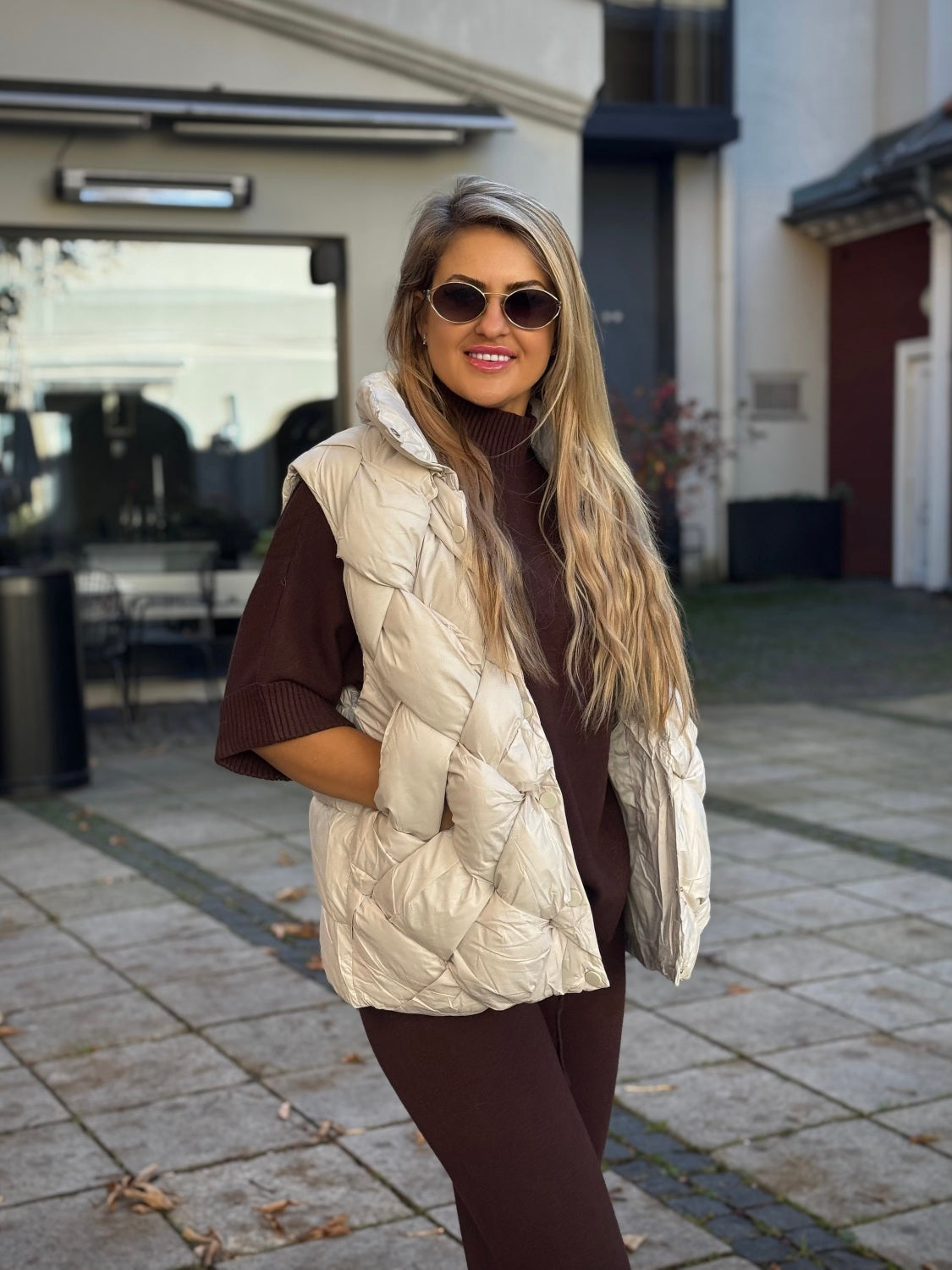 Veste ar augsto apkakli un savelkamu apakšmalu